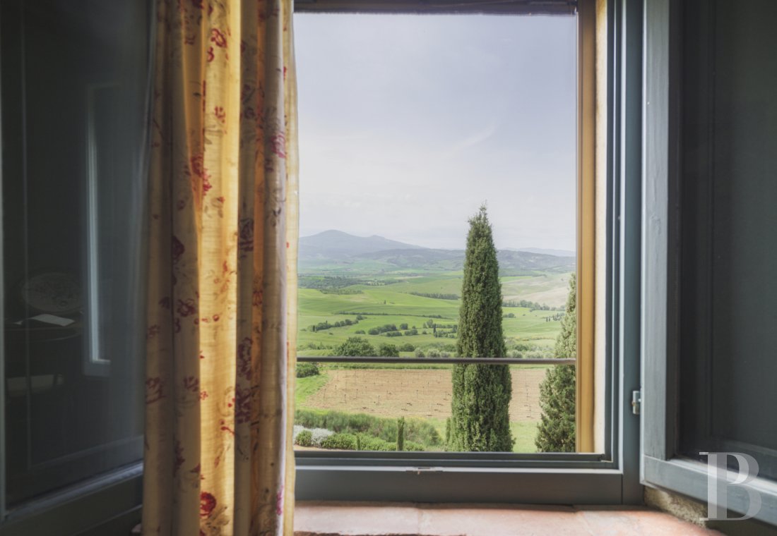 An old olive grove farmhouse restored to its former glory, overlooking the countryside in the Val d'Orcia in Tuscany - photo  n°22